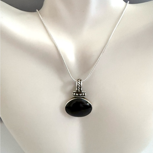 Mexico Solid Sterling Silver Onyx Pendant on an SS Plate Chain - Picture 3 of 5